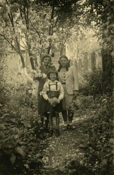 KKE 5016.jpg - Fot. Portret. Od lewej: Wanda, Hanna i Grażyna Miłosz-Strumiłło (z domu Strumiłło) – bratowa Czesława Miłosza, Toruń, V 1946 r.